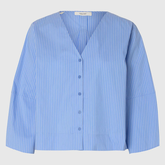 Selected Femme Bea bluse i blå striber med V-udskæring og 3/4 ærmer.