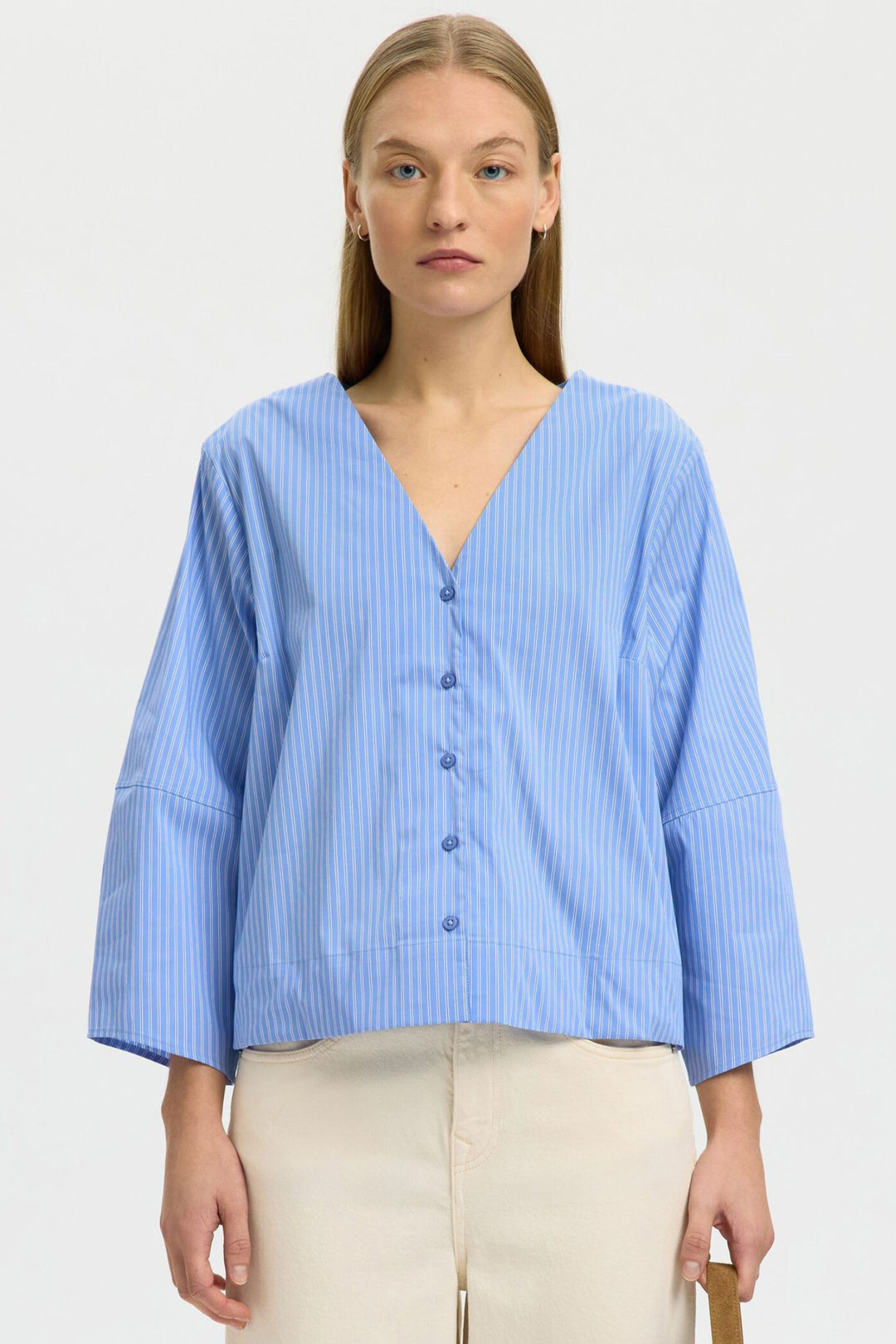Selected Femme Bea bluse i blå striber med V-udskæring og 3/4 ærmer.