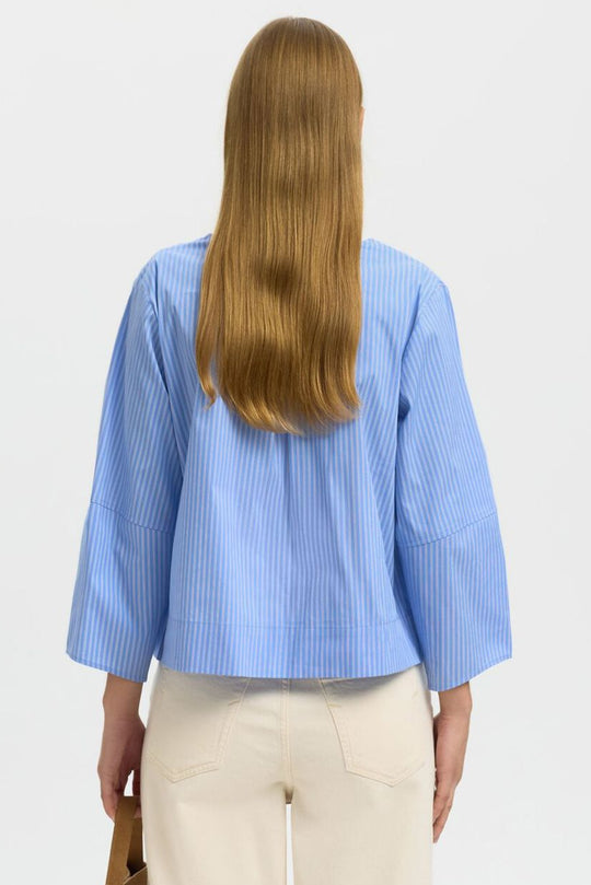 Selected Femme Bea bluse i blå striber med V-udskæring og 3/4 ærmer.