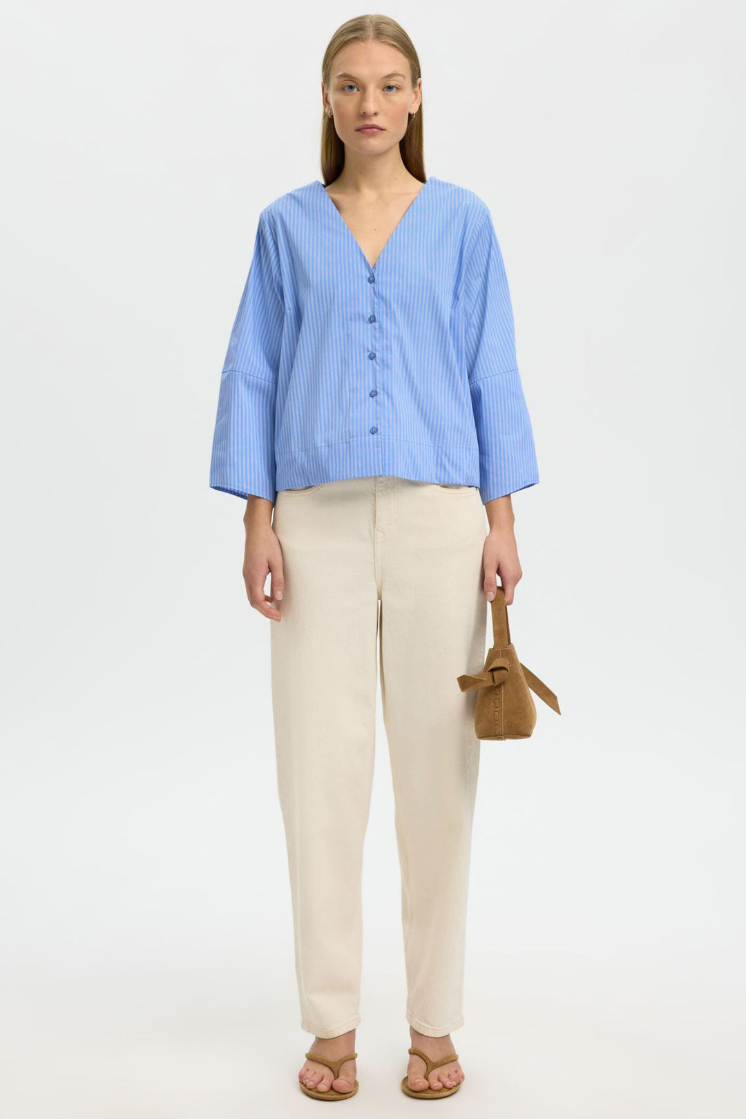Selected Femme Bea bluse i blå striber med V-udskæring og 3/4 ærmer.