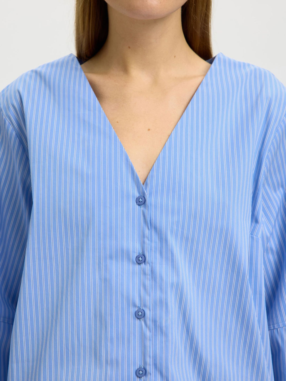 Selected Femme Bea bluse i blå striber med V-udskæring og 3/4 ærmer.