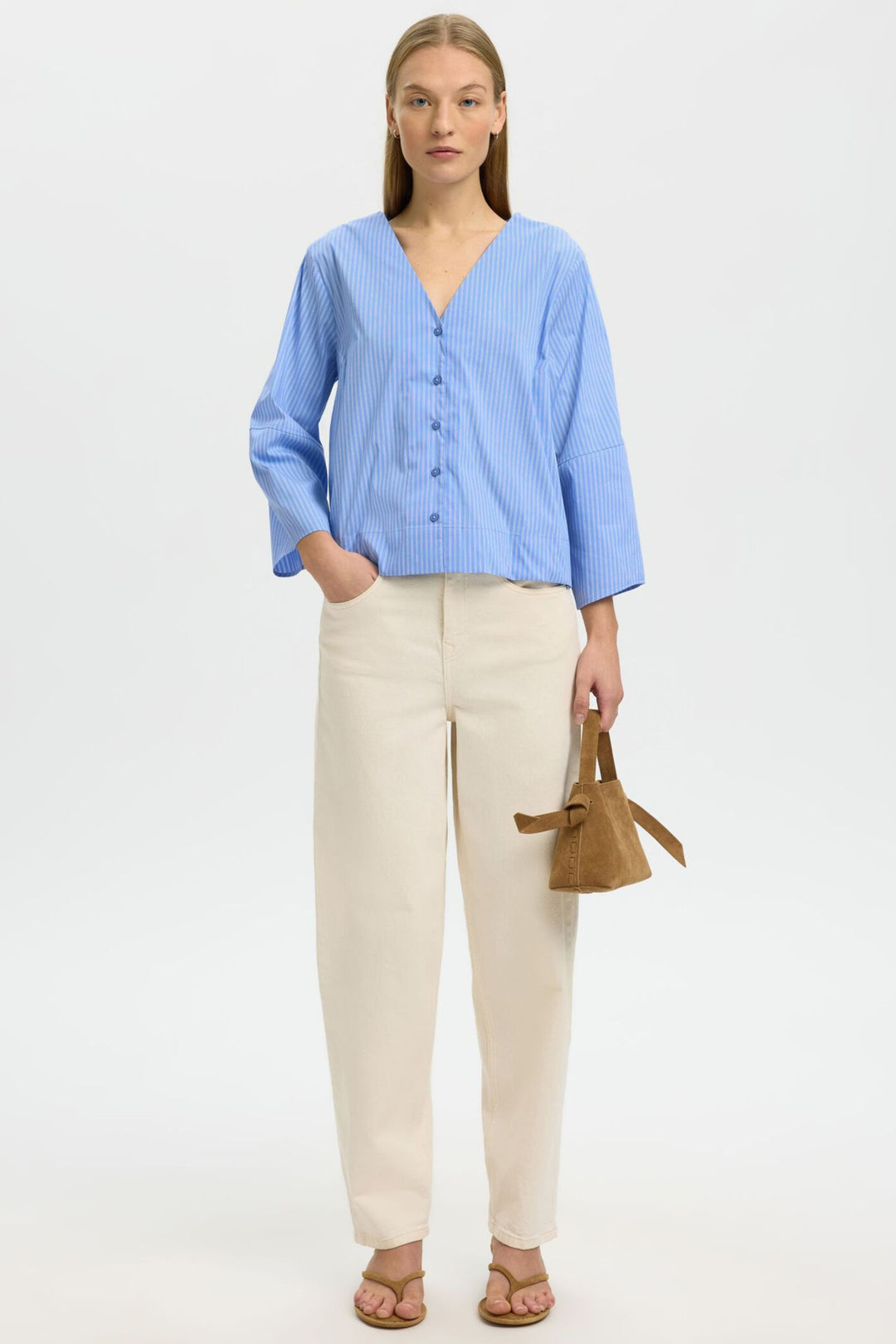Selected Femme Bea bluse i blå striber med V-udskæring og 3/4 ærmer.