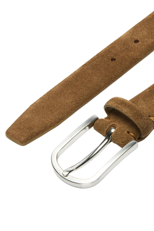 Selected Femme Fiona Suede Belt i tan – ruskindsbælte i okselæder med sølvfarvet metalspænde, justerbar længde og enkelt strop.
