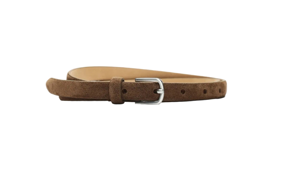 Selected Femme Fiona Slim Suede Belt i tan – smalt ruskindsbælte i 100% okselæder med metalspænde. Bredde 3 cm.
