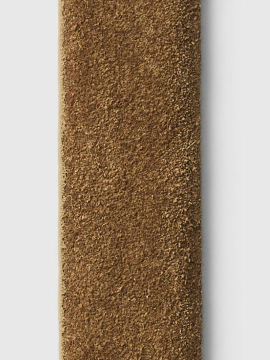 Selected Femme Fiona Slim Suede Belt i tan – smalt ruskindsbælte i 100% okselæder med metalspænde. Bredde 3 cm.
