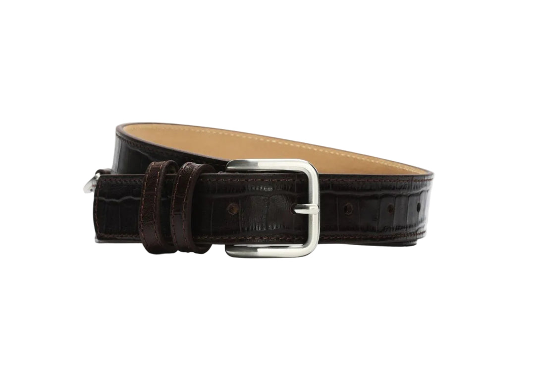Selected Femme Carly Leather Belt i delicioso – læderbælte i 100% okselæder med præget mønster og to bæltestropper.
