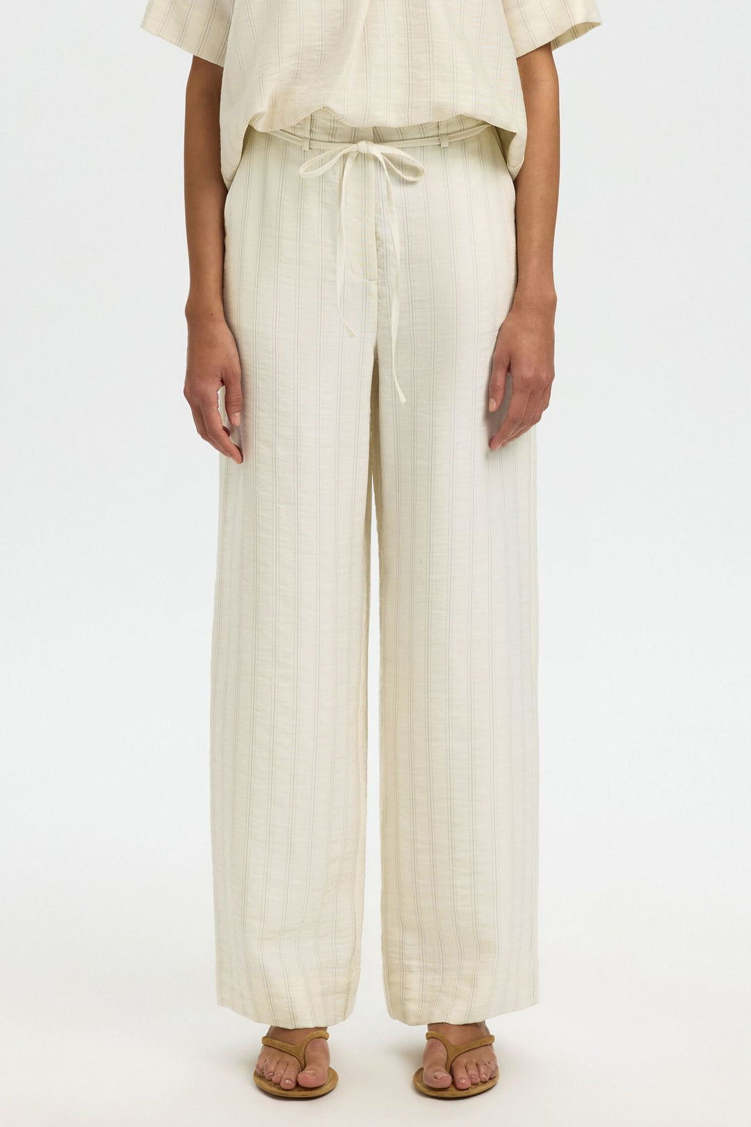 Selected Femme Johanne bukser i egret stripes med høj talje og afslappet fit.