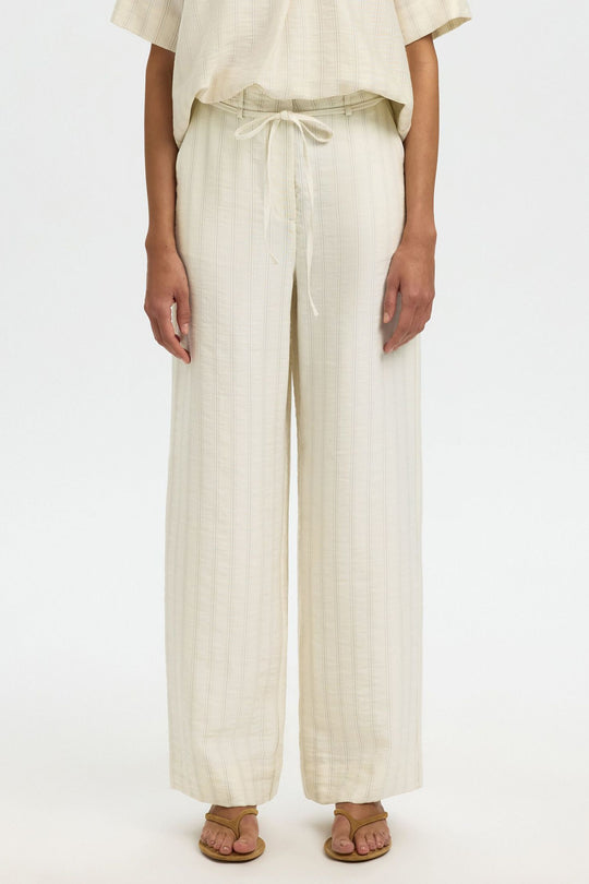 Selected Femme Johanne bukser i egret stripes med høj talje og afslappet fit.