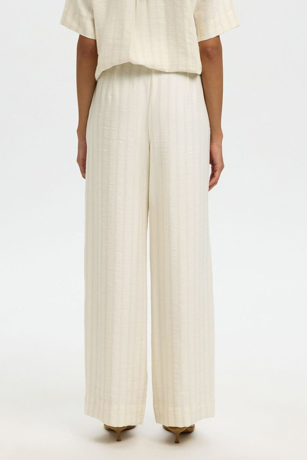 Selected Femme Johanne bukser i egret stripes med høj talje og afslappet fit.