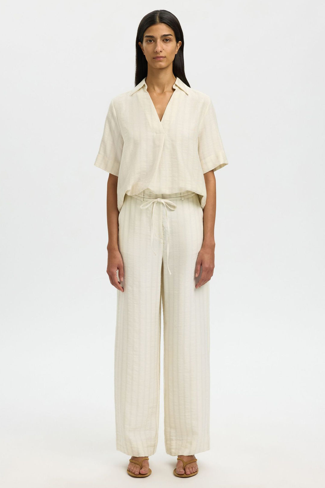 Selected Femme Johanne bukser i egret stripes med høj talje og afslappet fit.