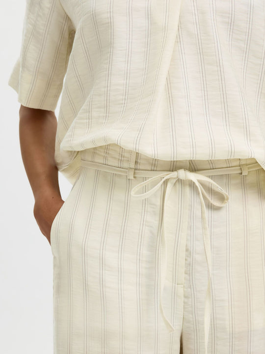 Selected Femme Johanne bukser i egret stripes med høj talje og afslappet fit.