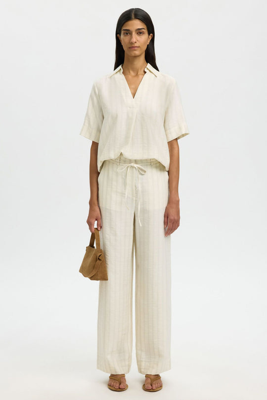 Selected Femme Johanne bukser i egret stripes med høj talje og afslappet fit.