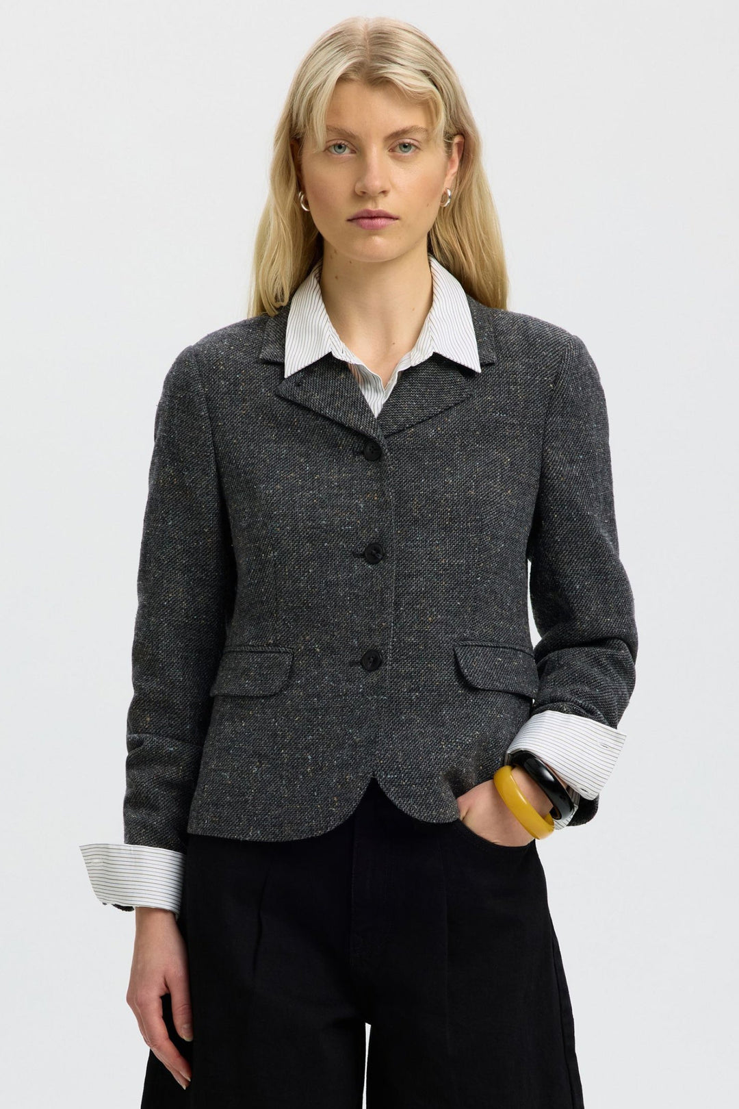 Selected Femme Clea kort blazer i sort set forfra