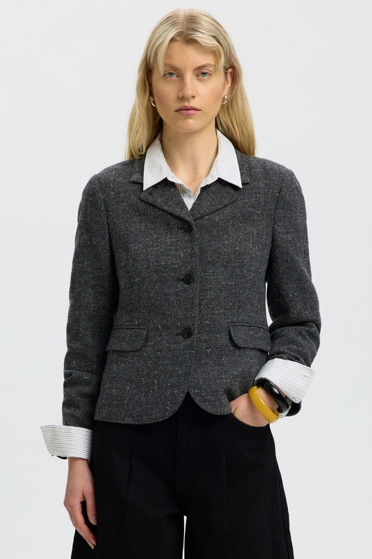 Selected Femme Clea kort blazer i sort set forfra