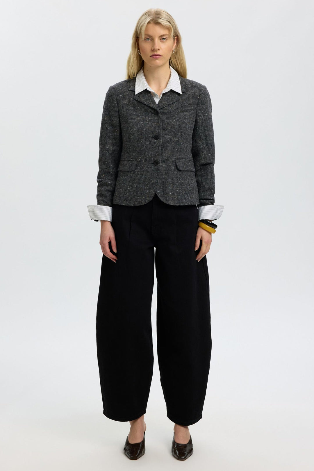 Selected Femme Clea blazer i sort stylet på model