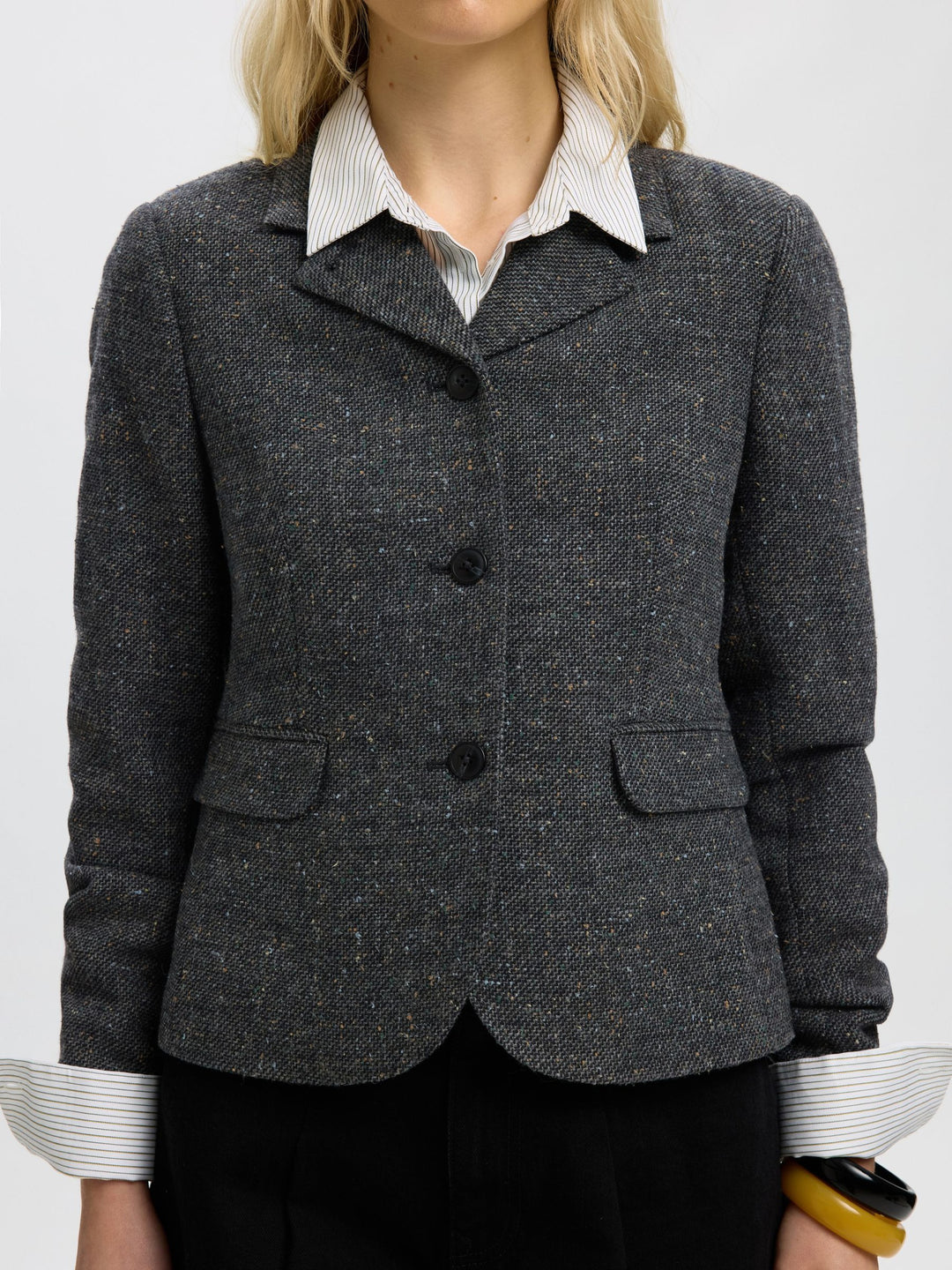 Kort Clea blazer i sort set bagfra på model