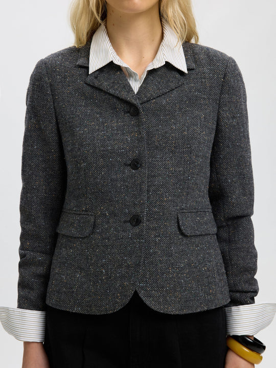 Kort Clea blazer i sort set bagfra på model