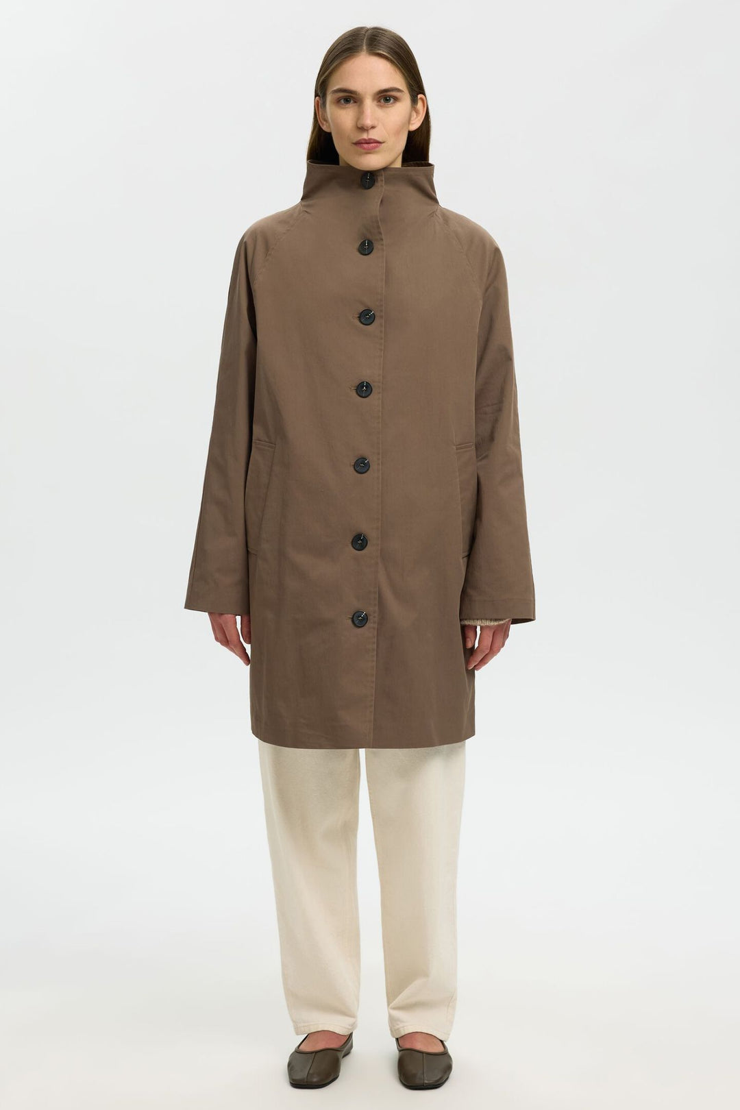 Selected Femme Cilo-Vinni trenchcoat i chocolate chip med høj hals og knaplukning.