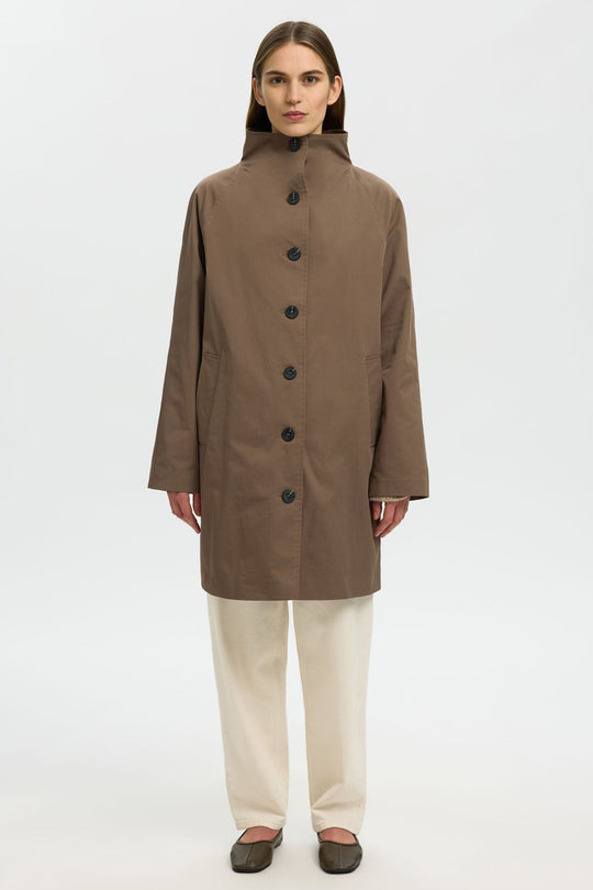 Selected Femme Cilo-Vinni trenchcoat i chocolate chip med høj hals og knaplukning.