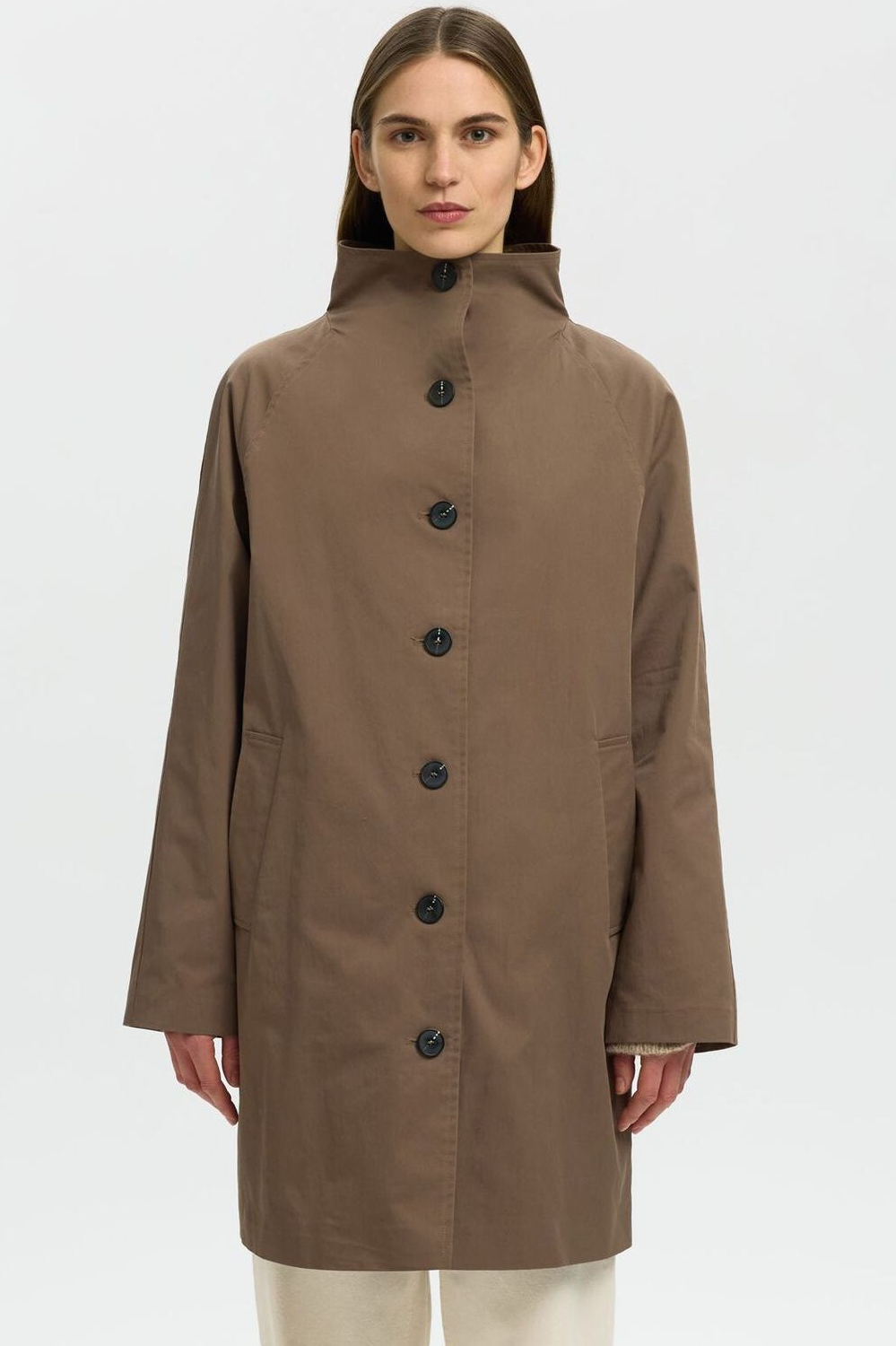Selected Femme Cilo-Vinni trenchcoat i chocolate chip med høj hals og knaplukning.