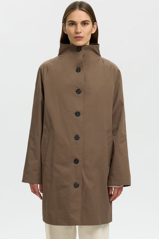 Selected Femme Cilo-Vinni trenchcoat i chocolate chip med høj hals og knaplukning.
