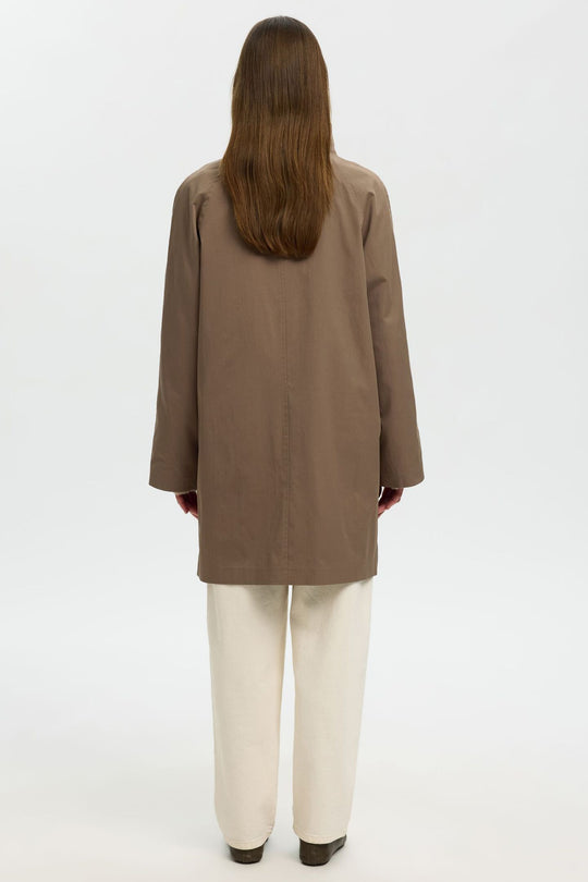 Selected Femme Cilo-Vinni trenchcoat i chocolate chip med høj hals og knaplukning.
