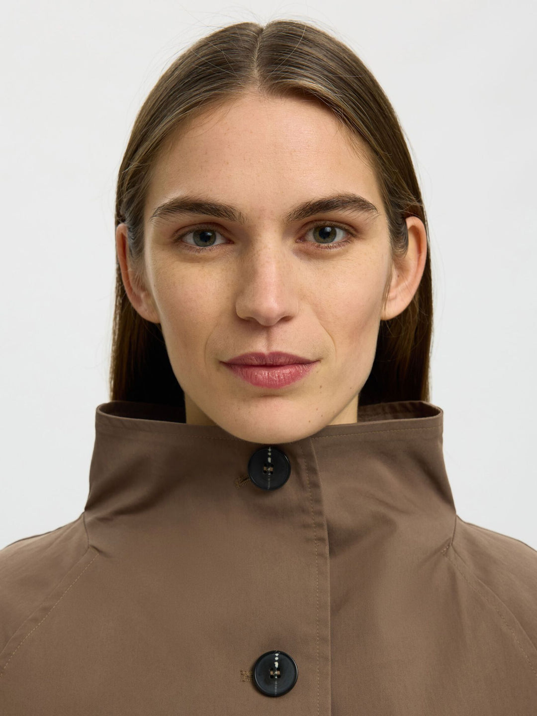 Selected Femme Cilo-Vinni trenchcoat i chocolate chip med høj hals og knaplukning.