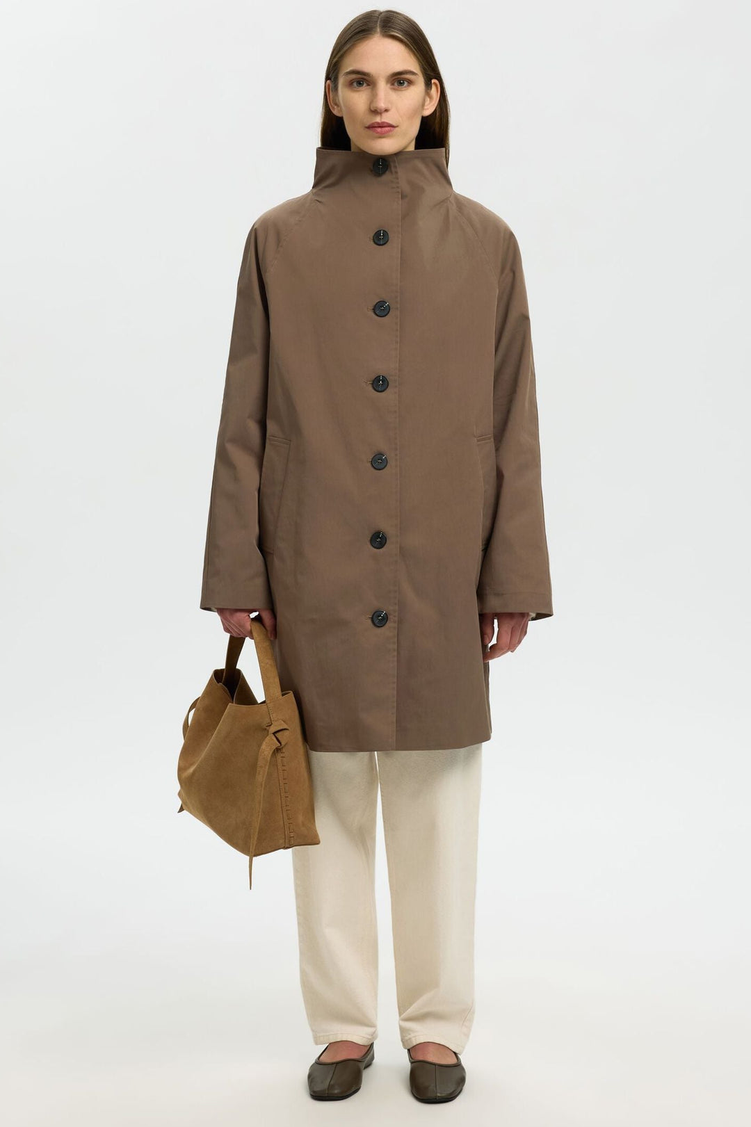 Selected Femme Cilo-Vinni trenchcoat i chocolate chip med høj hals og knaplukning.