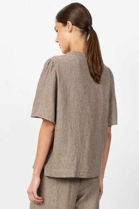 Leveté Room Naja 32 bluse - falcon – let bluse med V-hals, korte ærmer og løs pasform.