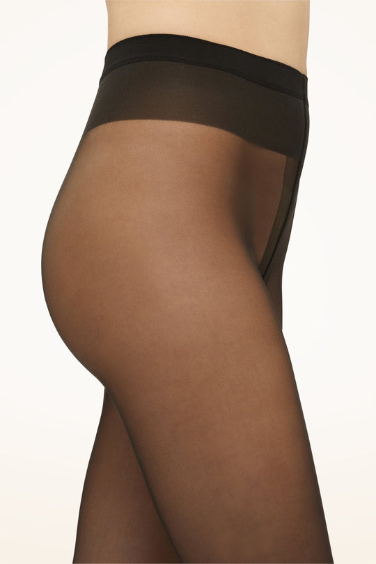 STYLE: 18267 FARVE: 7212. Wolford Individual 20 denier matte, gennemsigtige høj-stretch strømpebukser i nearly black. 