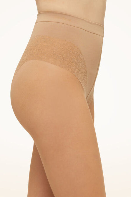 Wolford Tummy Control Top 20 Denier i Gobi – semi-transparent strømpebukse med formgivende kontroltop og behagelig pasform.
