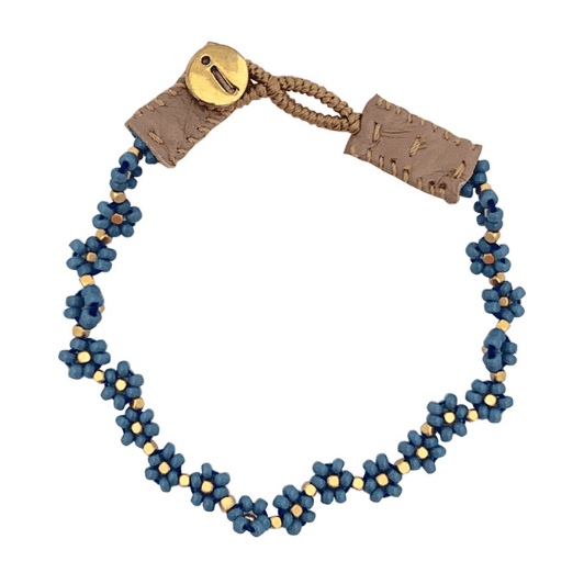 IBU Jewels Cap Flower armbånd i sky blue med håndknyttede blomster og Miyuki-perler.
