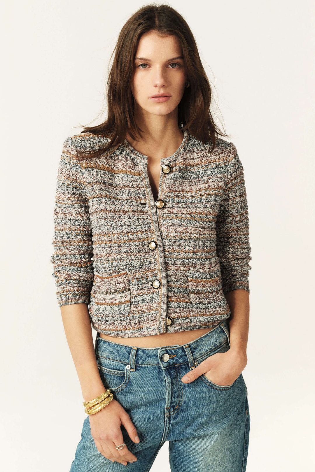 ba&sh Guspa Cardigan – cropped cardigan i beige med guldfarvede knapper, lommer og rund hals. Perfekt til lag-på-lag styling.