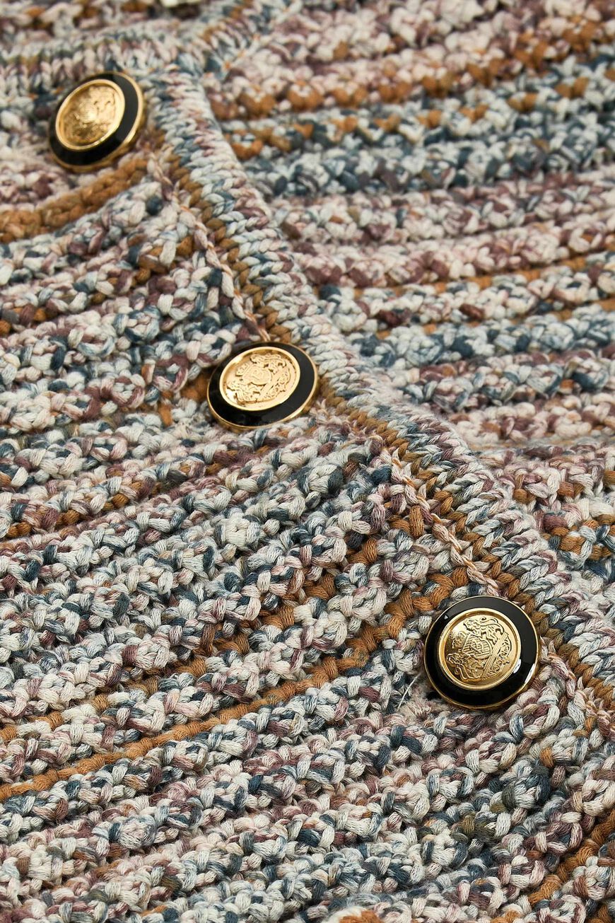 ba&sh Guspa Cardigan – cropped cardigan i beige med guldfarvede knapper, lommer og rund hals. Perfekt til lag-på-lag styling.