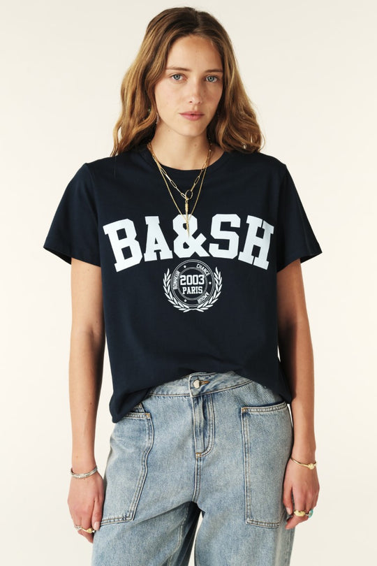 ba&sh Ioni T-shirt – cropped navy t-shirt med logo, rund hals og kortærmede. 100% økologisk bomuld for komfort og stil.