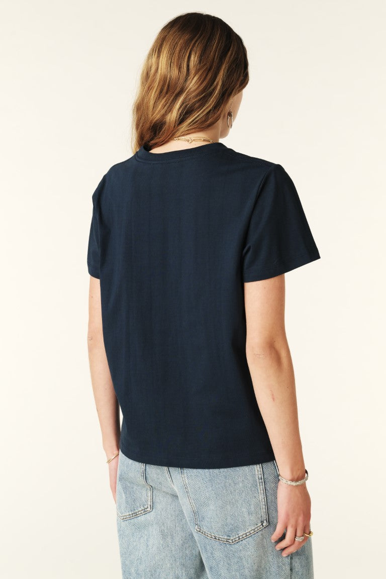 ba&sh Ioni T-shirt – cropped navy t-shirt med logo, rund hals og kortærmede. 100% økologisk bomuld for komfort og stil.