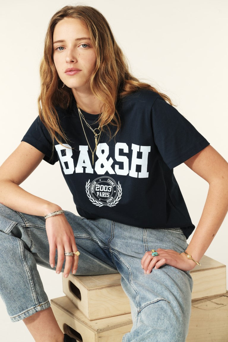 ba&sh Ioni T-shirt – cropped navy t-shirt med logo, rund hals og kortærmede. 100% økologisk bomuld for komfort og stil.