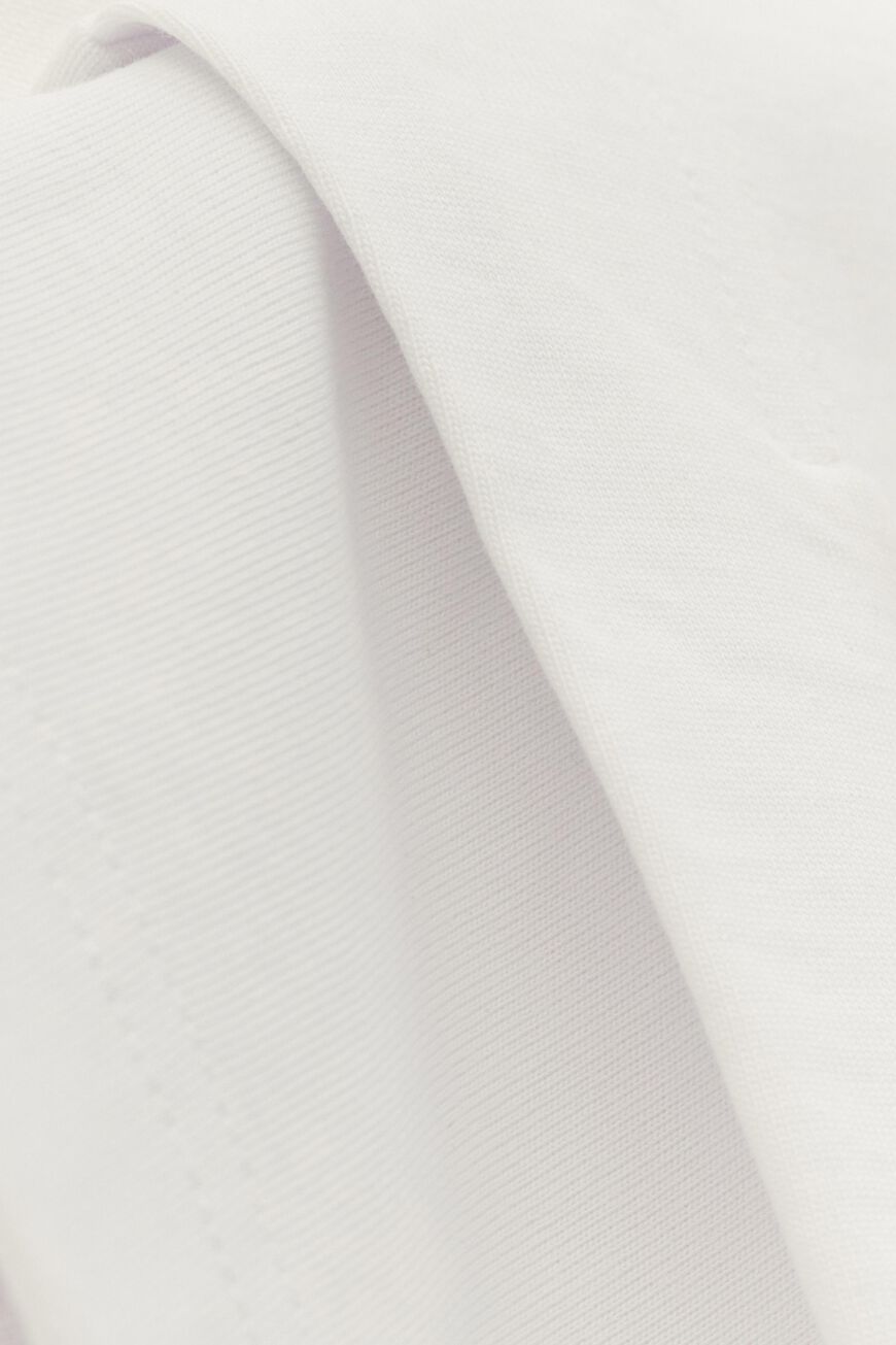 ba&sh PIO T-shirt i white – klassisk t-shirt i økologisk bomuld med rund hals og korte ærmer.