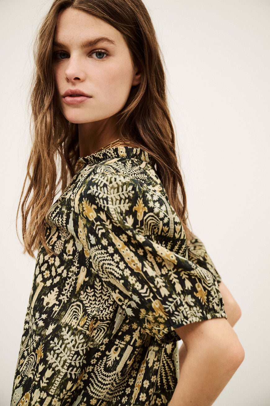 ba&sh Pueblo Blouse i mønstret kaki grøn og sort – løs, økologisk bomuldsbluse med v-hals og korte ærmer.