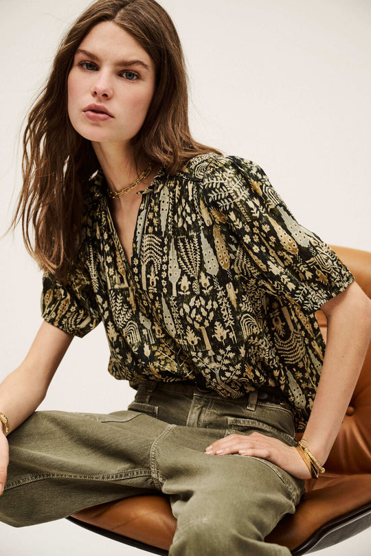 ba&sh Pueblo Blouse i mønstret kaki grøn og sort – løs, økologisk bomuldsbluse med v-hals og korte ærmer.