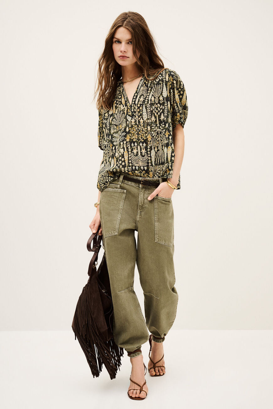 ba&sh Pueblo Blouse i mønstret kaki grøn og sort – løs, økologisk bomuldsbluse med v-hals og korte ærmer.