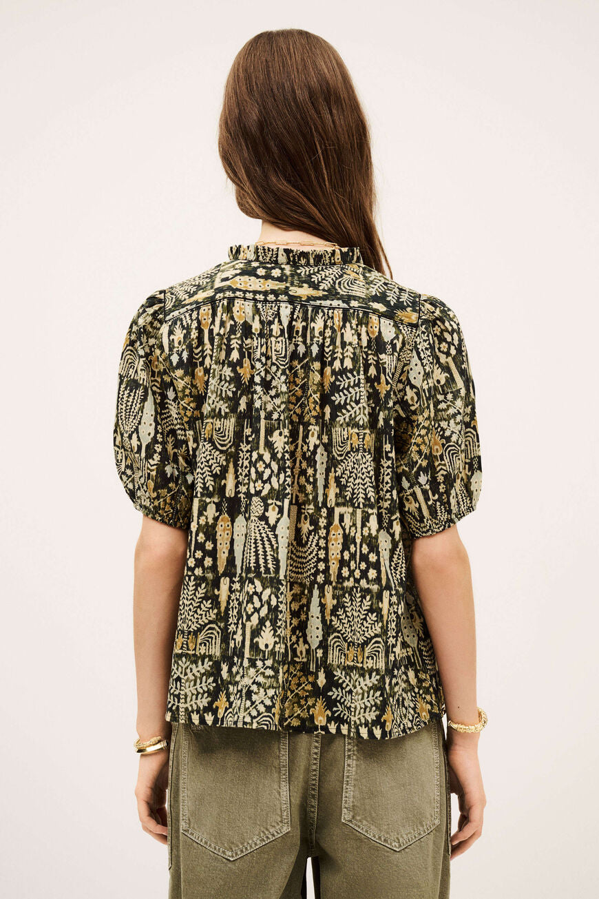 ba&sh Pueblo Blouse i mønstret kaki grøn og sort – løs, økologisk bomuldsbluse med v-hals og korte ærmer.