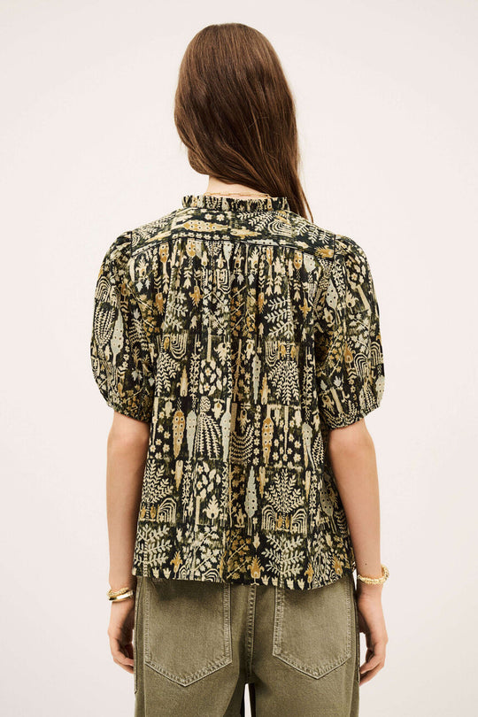 ba&sh Pueblo Blouse i mønstret kaki grøn og sort – løs, økologisk bomuldsbluse med v-hals og korte ærmer.
