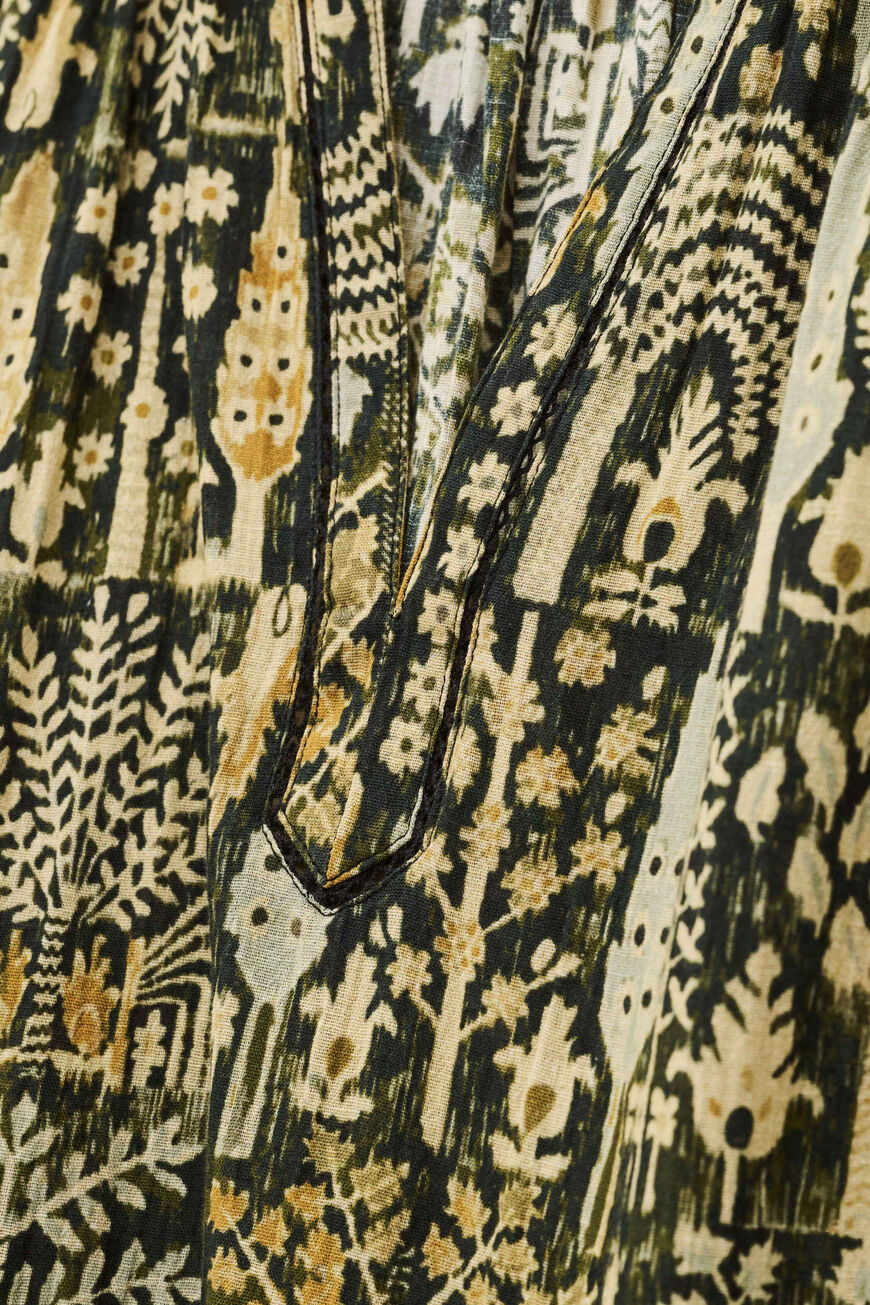 ba&sh Pueblo Blouse i mønstret kaki grøn og sort – løs, økologisk bomuldsbluse med v-hals og korte ærmer.