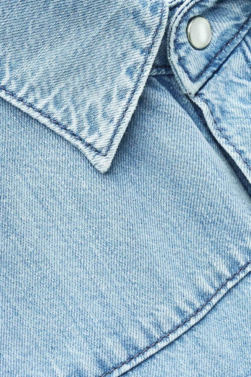 ba&sh Adali skjorte i light used blue med løs pasform, Henley-hals, brystlomme og vintage denim-look.
