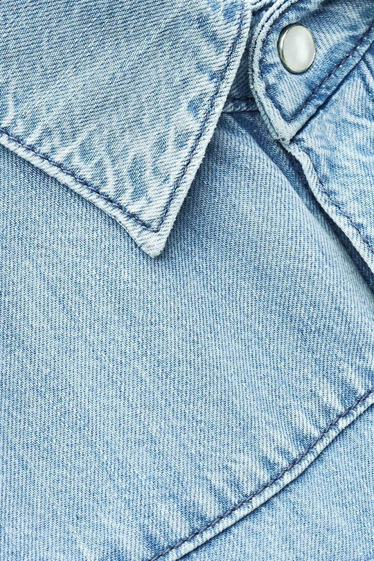 ba&sh Adali skjorte i light used blue med løs pasform, Henley-hals, brystlomme og vintage denim-look.
