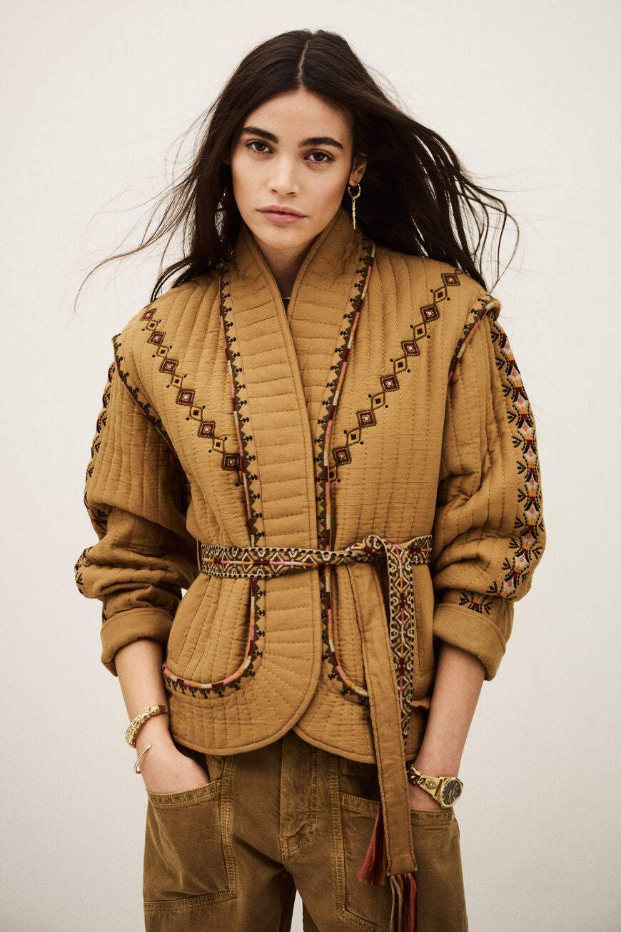 ba&sh Cocoon Jacket i camel – quiltet jakke i økologisk bomuld med dekorative etniske broderier og bindebælte i taljen.
