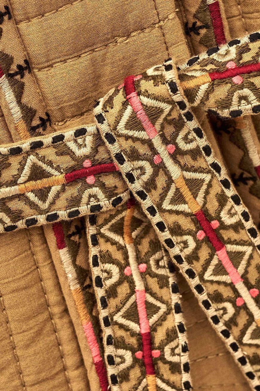 ba&sh Cocoon Jacket i camel – quiltet jakke i økologisk bomuld med dekorative etniske broderier og bindebælte i taljen.
