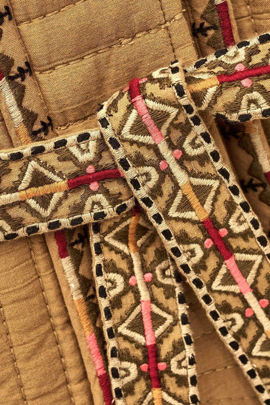 ba&sh Cocoon Jacket i camel – quiltet jakke i økologisk bomuld med dekorative etniske broderier og bindebælte i taljen.
