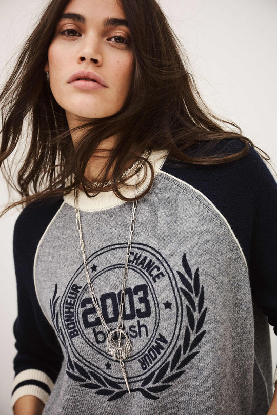 ba&sh Collette Jumper i navy – cashmere strik med raglanærmer og grafisk brystprint.
